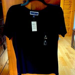 NWT. Women’s Karen Scott top